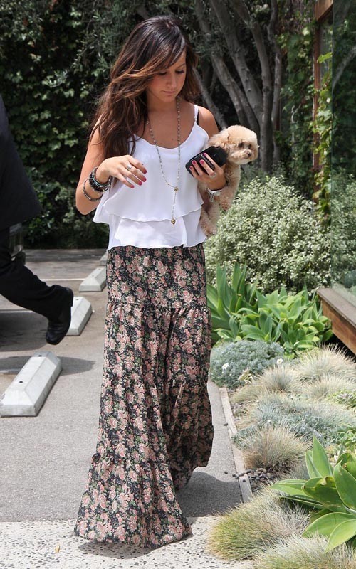 Ashley Tisdale Resimleri Ashley-Scott-out-in-West-Hollywood-ashley-tisdale-13779764-500-800