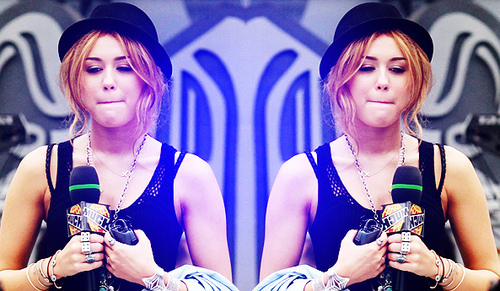 توااقيــــــــع ل مايلي Miley-Cyrus-miley-cyrus-13794518-500-291