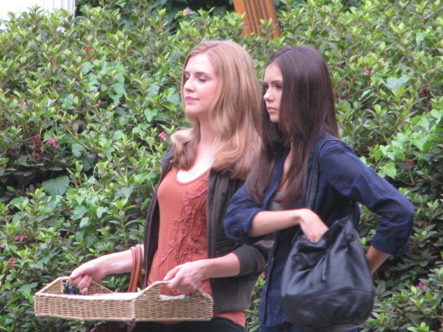 Elenos foto - Page 2 On-Set-TVD-Season-2-nina-dobrev-13910568-640-480