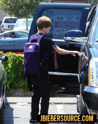 Justin in Boston Market Justin-in-Boston-Market-justin-bieber-14168870-317-400