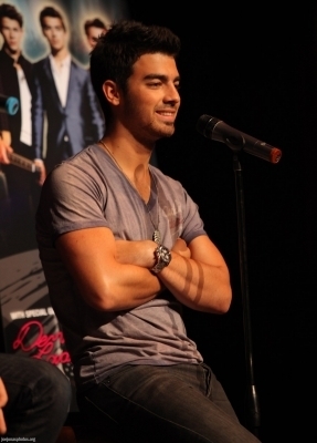 Joe. -08-05-10-Jonas-Brothers-Chicago-Press-Conference-joe-jonas-14513538-287-400