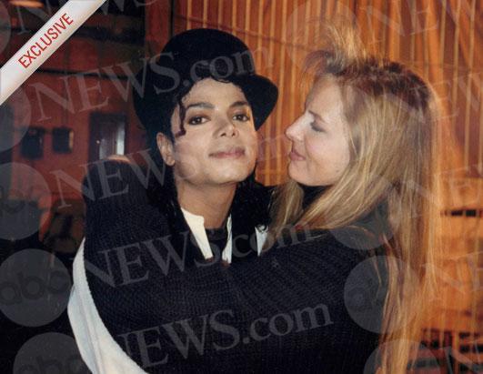 Karen Faye diz que Michael Jackson estava paranoico e falando consigo mesmo nos últimos dias With-Karen-Faye-michael-jackson-14522507-531-411