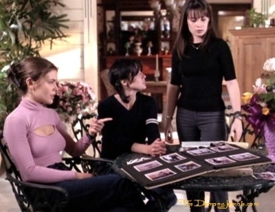 Галерия на чародейките заедно - Page 7 That-70-s-episode-charmed-8557681-400-309