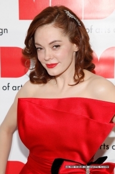 Галерия на Роуз Макгоън - Page 17 Rose-attending-and-co-hosting-the-2009-MAD-Paperball-Gala-rose-mcgowan-8648131-232-350