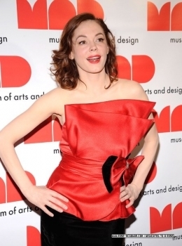 Галерия на Роуз Макгоън - Page 17 Rose-attending-and-co-hosting-the-2009-MAD-Paperball-Gala-rose-mcgowan-8648232-260-350