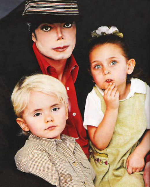 صور لملك الانسانية " متجدد باستمرار " - صفحة 4 Soo-Sweet-prince-and-paris-jackson-8603495-519-650