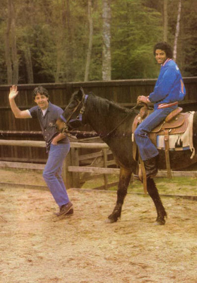 صور نادره لملك البوب 3  Mike-On-Horse-michael-jackson-8897020-398-572