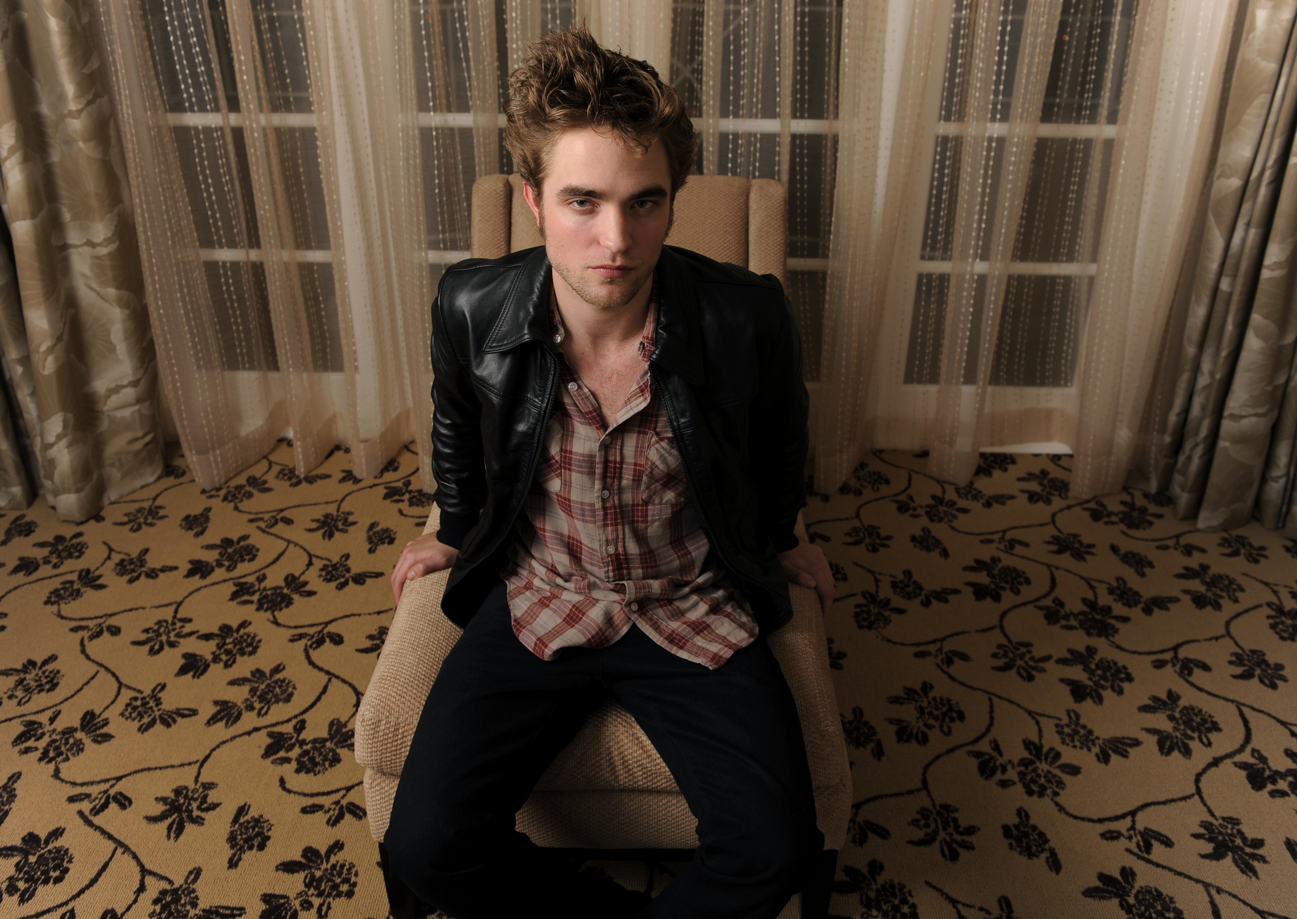 Robert Pattinson P!C HQ-Portraits-from-yesterday-robert-pattinson-8952446-2560-1814