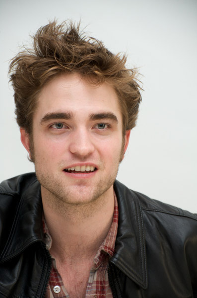 Robert Pattinson P!C New-Moon-Press-Conference-robert-pattinson-8961260-397-600