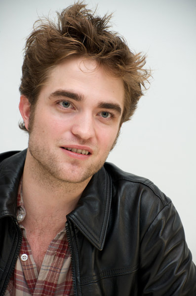 Robert Pattinson P!C New-Moon-Press-Conference-robert-pattinson-8961263-397-600