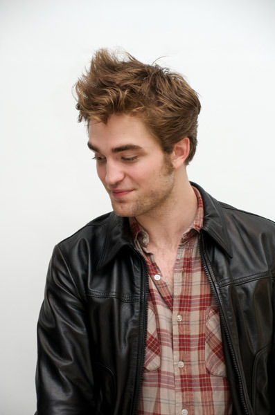 Robert Pattinson P!C New-Moon-Press-Conference-robert-pattinson-8961266-397-600