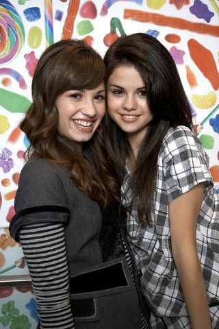 Selena & Demi Resimleri  Selena-Gomez-and-Demi-Lovato-selena-gomez-and-demi-lovato-8935797-320-480