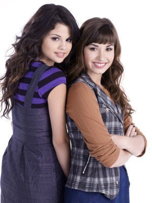 Blue Team Flag Zone - Page 2 Selena-Gomez-and-Demi-Lovato-selena-gomez-and-demi-lovato-8935809-300-400