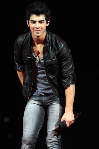 “PASIONES Y SENTIMIENTOS DESATADOS “(JOE Y TU)-HOT- World-Tour-Milan-Italy-3-11-joe-jonas-8910680-340-512