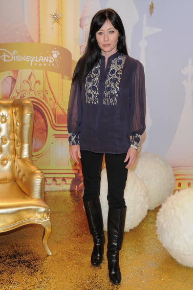 Галерия на Шанън Дохърти - Page 16 Shannen-Disneyland-Paris-Magic-Christmas-Season-Launch-photocall-shannen-doherty-8969992-395-594