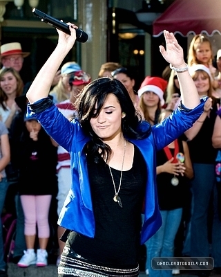 ديمي  تغني  بديزني  لاند Disney-xmas-parde-demi-lovato-9030254-320-400