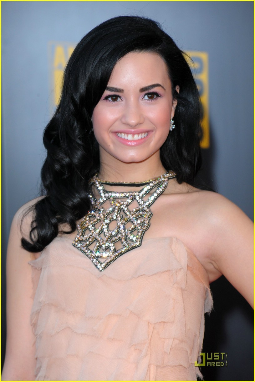 ديمي @ جوائز الموسيقى الأمريكية Demi-American-Music-Awards-demi-lovato-9159845-815-1222