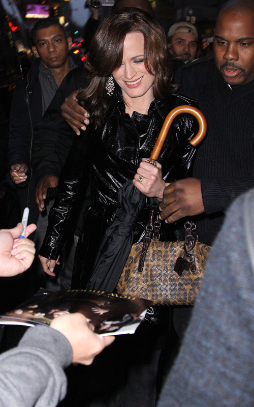 Elizabeth in New York City (November 20) Elizabeth-in-New-York-City-November-20-elizabeth-reaser-9124239-500-800