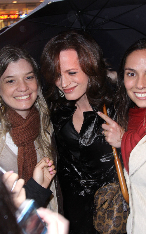 Elizabeth in New York City (November 20) Elizabeth-in-New-York-City-November-20-elizabeth-reaser-9124254-500-800