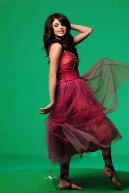 صور سلينا naturally video shoot picture Naturally-Video-Shoot-Picture-selena-gomez-9184683-266-399