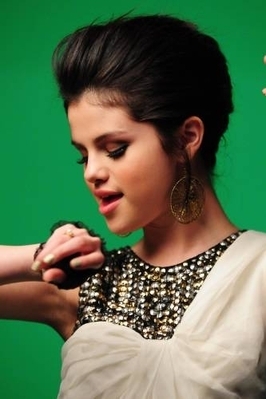 صور سلينا naturally video shoot picture Naturally-Video-Shoot-Picture-selena-gomez-9184888-266-399