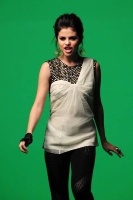 صور سلينا naturally video shoot picture Naturally-Video-Shoot-Picture-selena-gomez-9184909-266-399