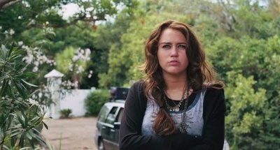 فلم مايلي الجديد the last song Miley-cyrus-the-last-song-miley-cyrus-9152500-400-215