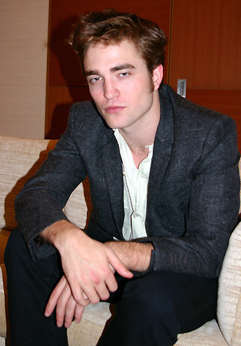  Robert Pattinson,Japan Photoshoot More-NEW-Pictures-From-Japan-twilight-series-9269472-349-500