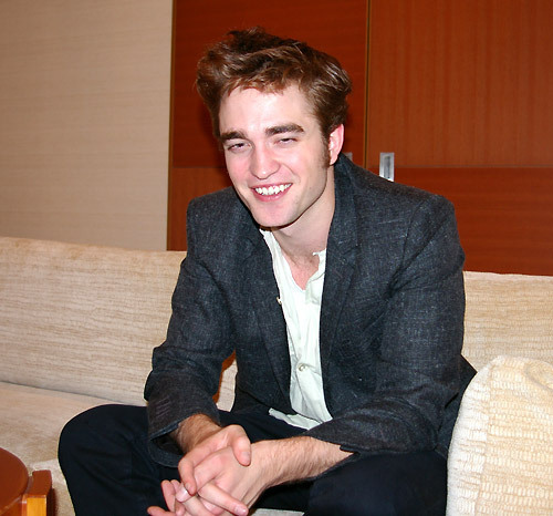  Robert Pattinson,Japan Photoshoot More-NEW-Pictures-From-Japan-twilight-series-9269473-500-466