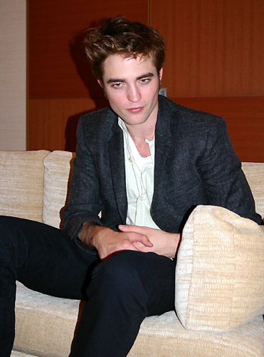 Japan Photoshoot (2009) - Robert Pattinson More-NEW-Pictures-From-Japan-twilight-series-9269474-371-500