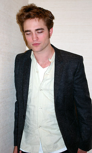 Japan Photoshoot (2009) - Robert Pattinson More-NEW-Pictures-From-Japan-twilight-series-9269477-301-500