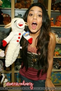 صور  شخصية  لفانيسا Vanessa-Anne-Hudgens-vanessa-anne-hudgens-9260777-260-390