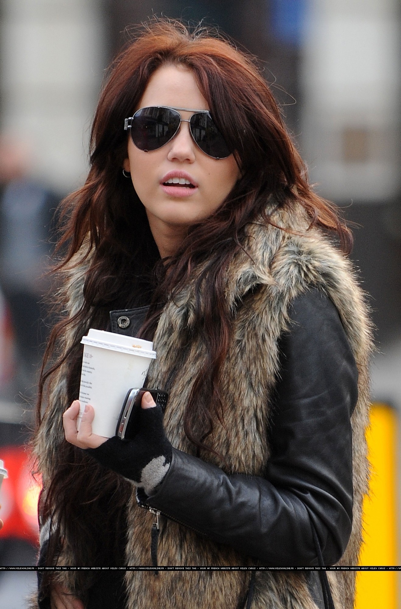 صور جديدة لمايلي سايرس Miley-Shopping-in-London-04-12-09-miley-cyrus-9310930-1317-2000