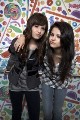 سيلينا  و  ديممي Demi-selena-BFF-selena-gomez-9323836-266-400