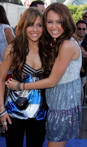 Miley Cyrus si Mandy Jiroux Miley-and-mandy-miley-cyrus-9311802-296-500