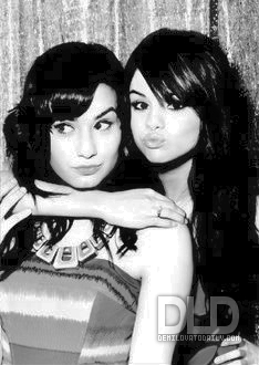 سيلينا  و  ديممي Sele-and-demi-Semi-selena-gomez-and-demi-lovato-9338496-234-330