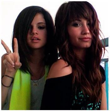 سيلينا  و  ديممي Selena-and-demi-lovato-Best-Friends-Forever-BFFselena-and-demi-lovato-Best-Friends-Forever-BFF-selena-gomez-9323693-350-356