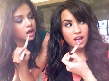 سيلينا  و  ديممي Selena-and-demi-lovato-Best-Friends-Forever-BFFselena-and-demi-lovato-Best-Friends-Forever-BFF-selena-gomez-9323717-350-262