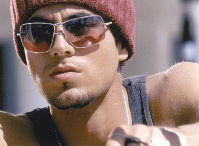 Nam ca sĩ điển trai người Tây Ban Nha Enrique Iglesias Enrique-my-loooooooooove-enrique-iglesias-9424843-400-293