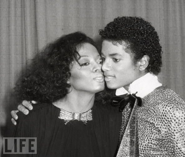 EL PRIMER BESO DE MIKE  -Kiss-from-Diana-michael-jackson-9544315-594-504