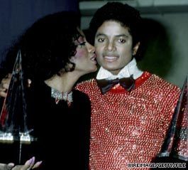 EL PRIMER BESO DE MIKE  -smooch-from-DIANA-michael-jackson-9544255-265-239