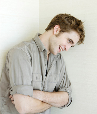 Najbolja Robertova slika Rob-in-Japan-robert-pattinson-and-kristen-stewart-9502961-325-380