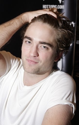 Robert resimleri -- Duvar kağıtları-- Buraya Robert-Pattinson-twilight-series-9560039-325-512