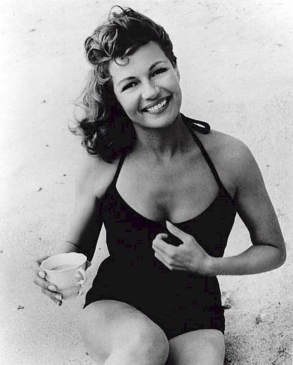 ACTRICE : RITA HAYWORTH (texte et photos) Rita-Hayworth-rita-hayworth-9743227-422-525