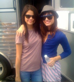  QDemi & Selena new Q Demi-and-selena-ashley-and-miley-vs-selena-and-demi-9963583-247-272