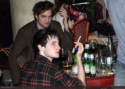 Imagenes/Videos  Personales de Robert - Página 4 Tom-Robert-Pattinson-tom-sturridge-2959152-399-286