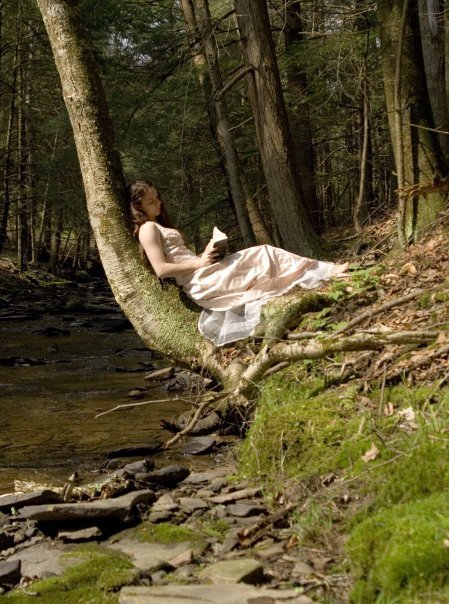 Briar / / The Girl In The Woods Girl-Reading-in-a-Forest-books-to-read-3033292-449-604