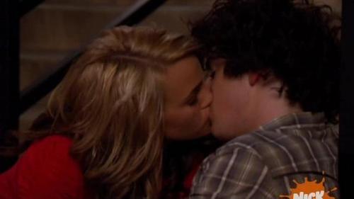 Zoey 101 Resimleri.. Choey-Kiss-zoey-101-3504440-500-281