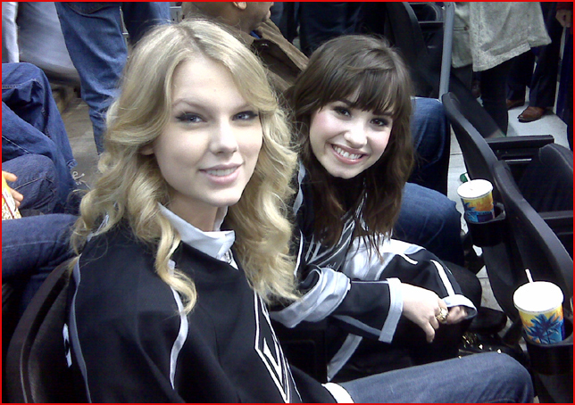 Taylor ve Demi (Online albüm :D ) Demi-Lovato-Taylor-Swift-at-a-Hockey-Game-demi-lovato-3535598-644-454