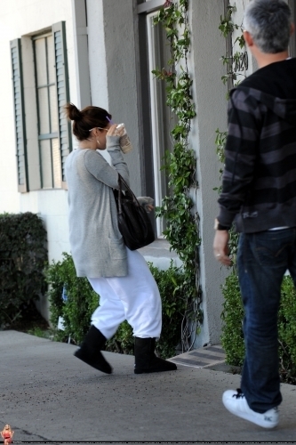 Ashley leaving Neil Goerge Salon in Beverly Hills - January 17 2008 Ashley-ashley-tisdale-3679209-333-500